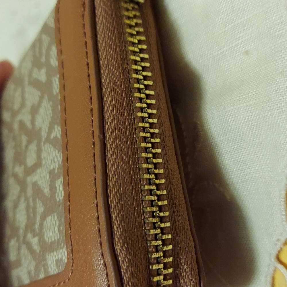 DKNY Signature Wallet - Picture 7 of 9